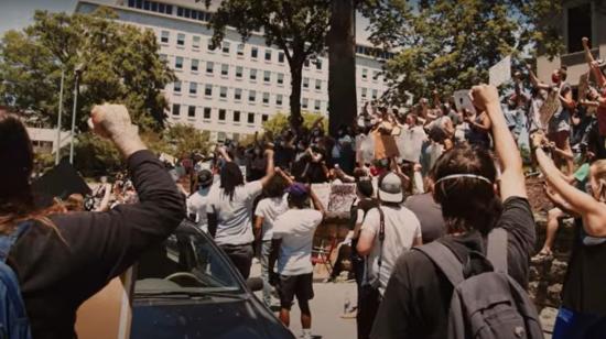 Captura de video de la RAE sobre una protesta ciudadana, para ilustrar la palabra del año: polarización. 