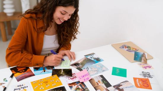 Crear un 'Vision Board' no se trata solo de cortar y pegar, es realmente un espacio de conexión con tus deseos personales y tu capacidad creadora.