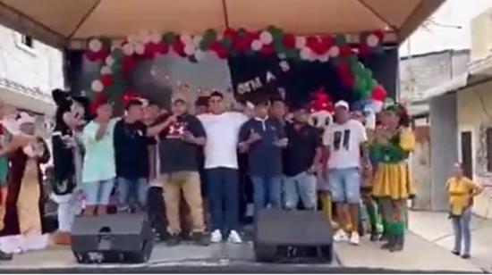 Captura del video donde se muestra a varios hombres en un agasajo  navideño organizado por la banda Los Choneros, Daule, 23 de diciembre de 2023.