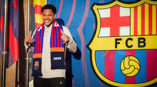 Vitor Roque posa por primera vez como jugador del FC Barcelona, 27 de diciembre de 2023.