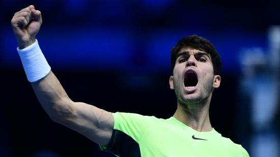 Carlos Alcaraz celebra durante un partido ante Novak Djokovic, por el ATP Finals, el 18 de noviembre de 2023.