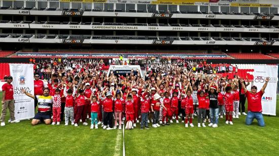 Los niños y niñas de Huma Rugby en el estadio Rodrigo Paz Delgado, sábado 23 de diciembre de 2023.