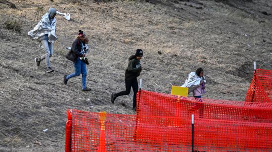 Imagen referencial de un grupo de mujeres migrantes cruzando la frontera entre México con Estados Unidos, 22 de diciembre de 2023.