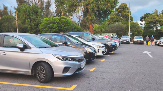 Vehículos ocupan un estacionamiento público en el norte de Quito.