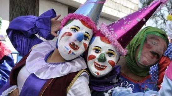 Imagen referencial. Personajes disfrazados en el Día de los Inocentes, en Quito.