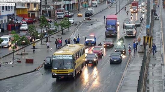 Panorámica del lugar donde ocurrió un nuevo accidente de tránsito en la vía Perimetral, en Guayaquil, el 28 de diciembre de 2023.