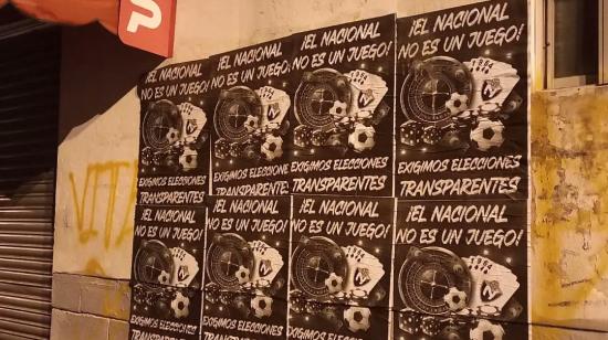 Carteles pegados por los hinchas de El Nacional, miércoles 27 de diciembre de 2023.