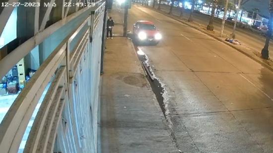 Momentos en que un presunto extorsionador intenta encender un taco de dinamita en una avenida de Guayaquil, el 27 de diciembre de 2023.