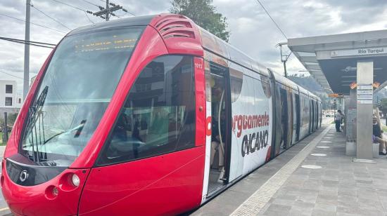 El tranvía en la parada Río Tarqui, en el sur de Cuenca, en noviembre de 2023.