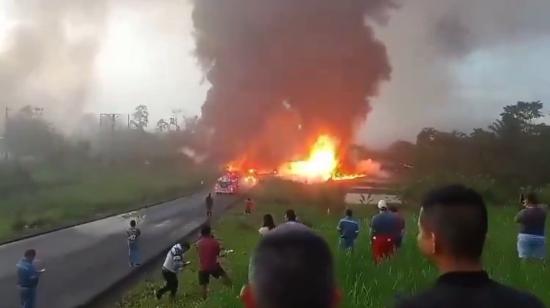 Momentos del incendio de un tanquero, que transportaba combustible, en la vía Coca-Lago Agrio, en Sucumbíos, el 29 de diciembre de 2023.