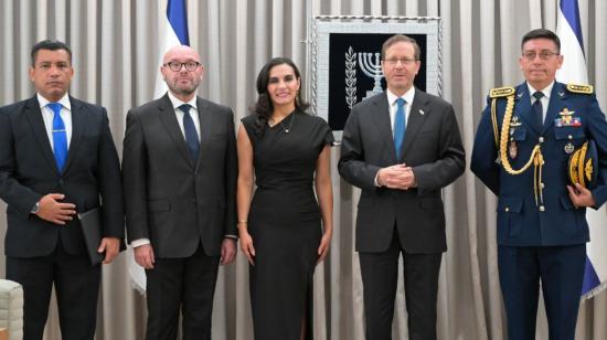 La vicepresidenta Verónica Abad en la entrega de credenciales, junto al presidente de Israel, Isaac Herzog (derecha de Abad), el 19 de diciembre de 2023.