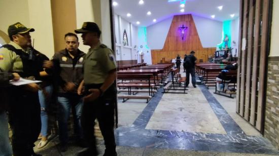 La Policía investiga el crimen de dos personas en una iglesia de Manta, el 28 de diciembre de 2023. 