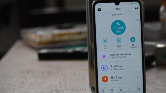 Un móvil inteligente muestra la app de ejercicios FitBit. 