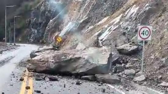 Rocas gigantes interrumpen la circulación vehicular en la vía Cuenca-Molleturo-El Empalme, el 29 de diciembre de 2023.