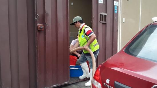 Personal de Interagua abastece de agua potable en Guayaquil.