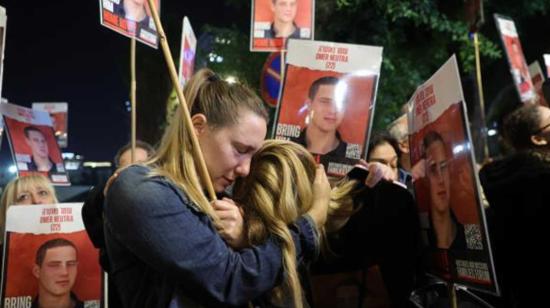 Manifestantes en Tel Aviv, Israel, sostienen fotos de personas secuestradas por Hamás, 30 de diciembre de 2023.