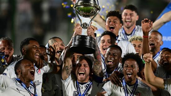 Ezequiel Piovi, de Liga de Quito, levanta el trofeo de la Copa Sudamericana, en Punta del Este, el 28 de octubre de 2023.