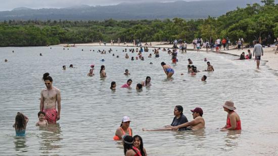 Turistas en una playa de la isla Santa Cruz, en Galápagos, en junio de 2023.