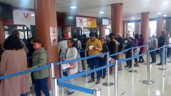 Ciudadanos hacen fila en las ventanillas de Tesorería Municipal de Cuenca, el 1 de enero de 2024.