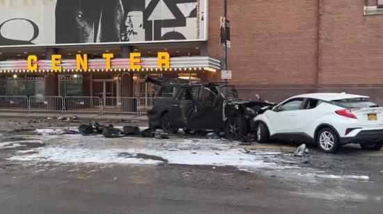 Auto incendiado luego de un choque con otro vehículo, en el condado de Rochester, Nueva York, el 2 de enero de 2023.