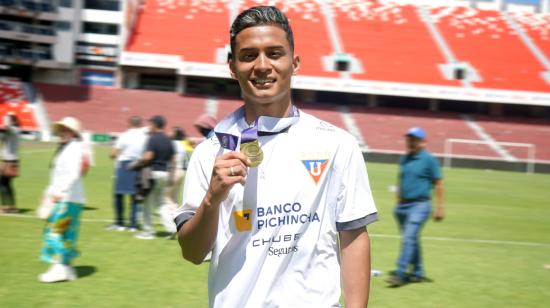 Michael Bermúdez celebra el título nacional Sub 17 con Liga, el 20 de diciembre de 2023.