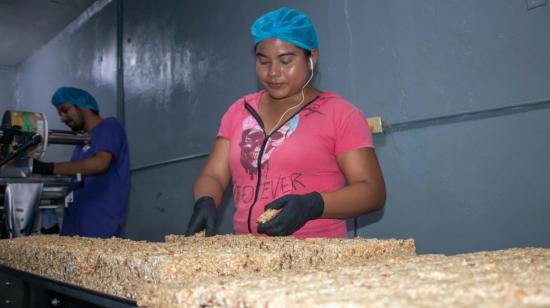 Trabajadora de la empresa de alimentos Wipala Snacks. 