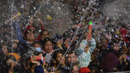 Cientos de personas asisten al Jueves de Compadres, previo a Carnaval, en Cuenca, el 16 de febrero de 2023.