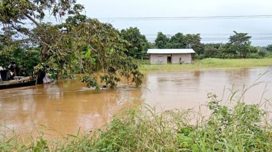 Desbordamiento del río Pijullo, en Los Ríos, el 1 de enero de 2024.