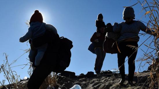 Migrantes caminan por la frontera de México-Estados Unidos.