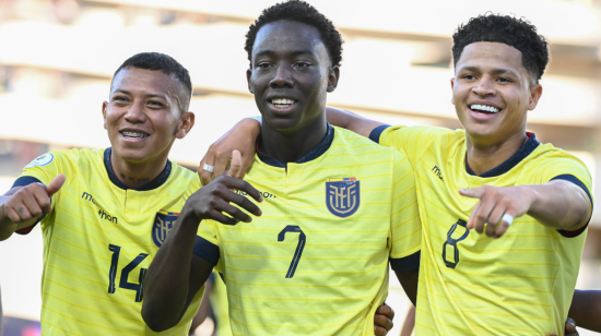 Los futbolistas ecuatorianos festejan un gol en el Preolímpico, ante Colombia, el 20 de enero de 2024.