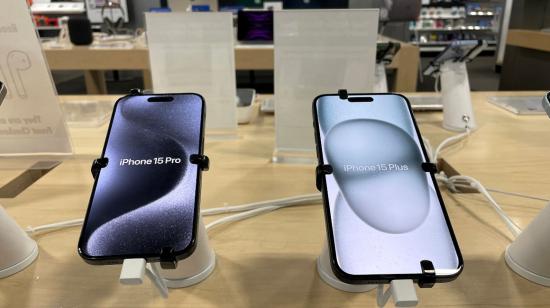 Dos celulares iPhone de Apple en una tienda en Estados Unidos, diciembre de 2023.