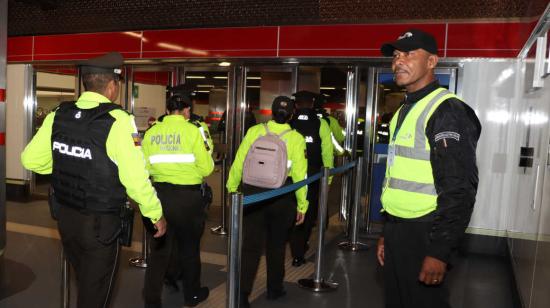 Policías en el inicio de las operaciones del Metro de Quito, el 1 de diciembre de 2023.