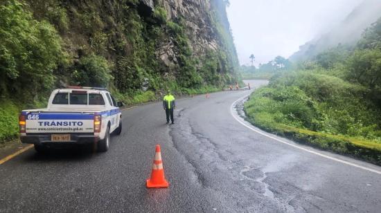 Un patrullero de la Comisión de Tránsito del Ecuador en la vía Alóag-Santo Domingo, el 3 de enero de 2024,