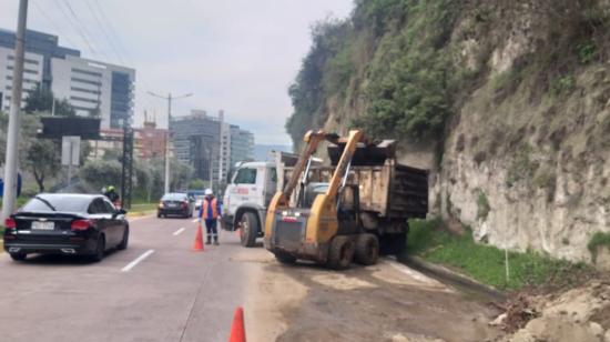 Maquinaria de Obras Públicas del Municipio de Quito en la avenida Oswaldo Guayasamín.