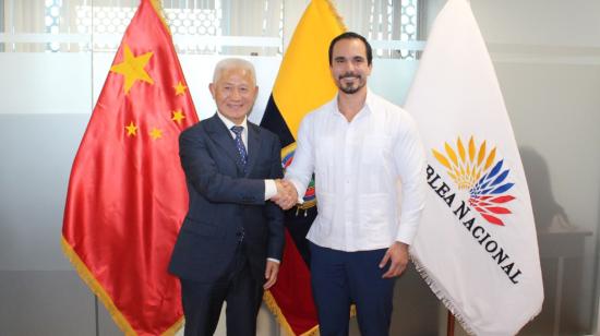 El Embajador de China, Chen Guoyou, junto al presidente de la Comisión de Relaciones Internacionales y Movilidad Humana de la Asamblea Nacional, Jonathan Parra, el 4 de diciembre de 2023. 