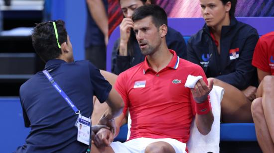 Novak Djokovic recibe atención médica en su muñeca durante su partido contra Alex de Miñaur, el 3 de enero de 2024.