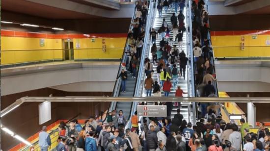 Usuarios ingresando y saliendo de la estación San Francisco, del Metro de Quito, 8 de diciembre de 2023. 