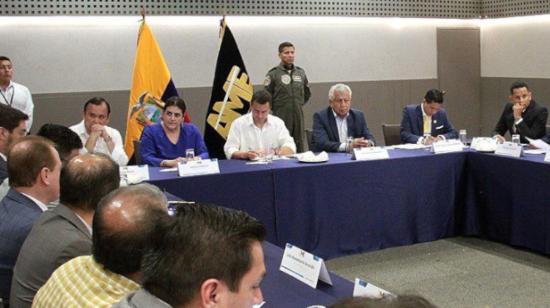 El presidente Daniel Noboa junto a otros funcionarios en una reunión con autoridades municipales de El Oro, el 3 de enero de 2024.