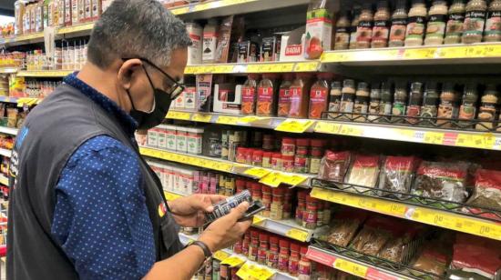 Un funcionario de la Arcsa revisando el contenido de un producto en un supermercado, el 4 de enero de 2024.