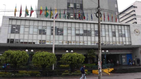 Fachada del edificio del BCE en el centro de Quito, 18 de diciembre de 2023.