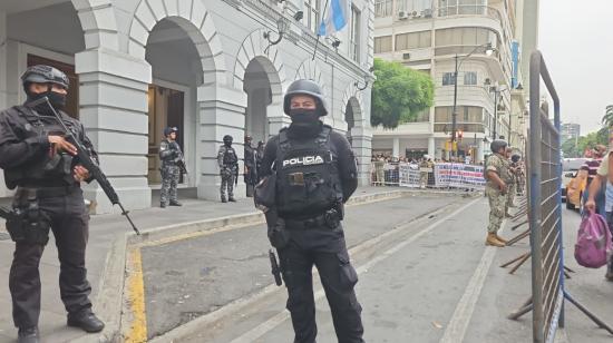 Uniformados resguardan el edificio de la Gobernación del Guayas, previo al inicio del Cosepe en Guayaquil, el 4 de enero de 2024.