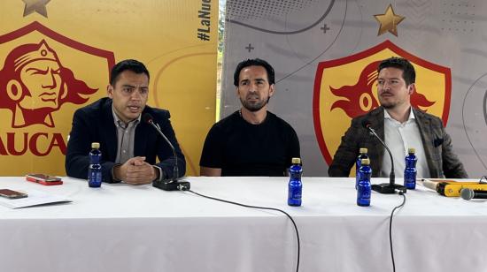 Gerardo Espinoza (centro) es presentado como nuevo director técnico de Aucas, el 4 de enero de 2024.