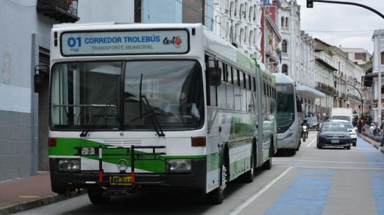 Dos unidades del Trole circulan por el centro de Quito, en enero de 2024.