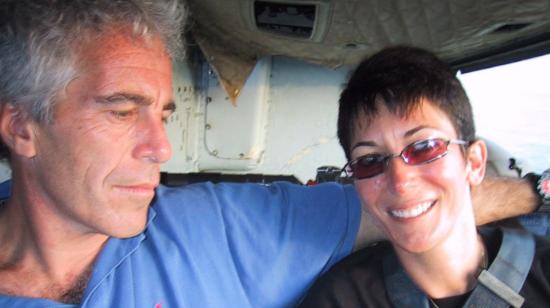 El financista Jeffrey Epstein junto a quien fue su novia, Ghislaine Maxwel, en una foto de archivo. 