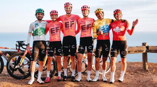 Richard Carapaz luce el nuevo uniforme del EF Education para la temporada 2024.