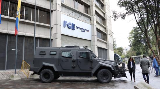 En el edificio de la Fiscalía General, en el norte de Quito, se extremaron las medidas de seguridad tras las amenazas a la fiscal Diana Salazar.