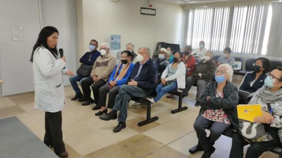 Taller de memoria cognitiva para adultos mayores en un centro de salud del IESS, en Quito, agosto de 2023. 