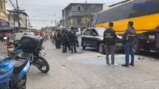 Momentos en que la Policía captura a dos presuntos delincuentes en el sector de Portete, en Guayaquil, el 3 de enero de 2024.