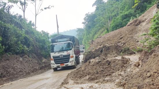 Un camión sortea un deslave en la vía Cuenca-Pasaje, el 4 de enero del 2024.