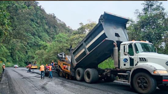 Trabajos de rehabilitación en vía Mitad del Mundo-río Blanco, el 4 de enero del 2024.